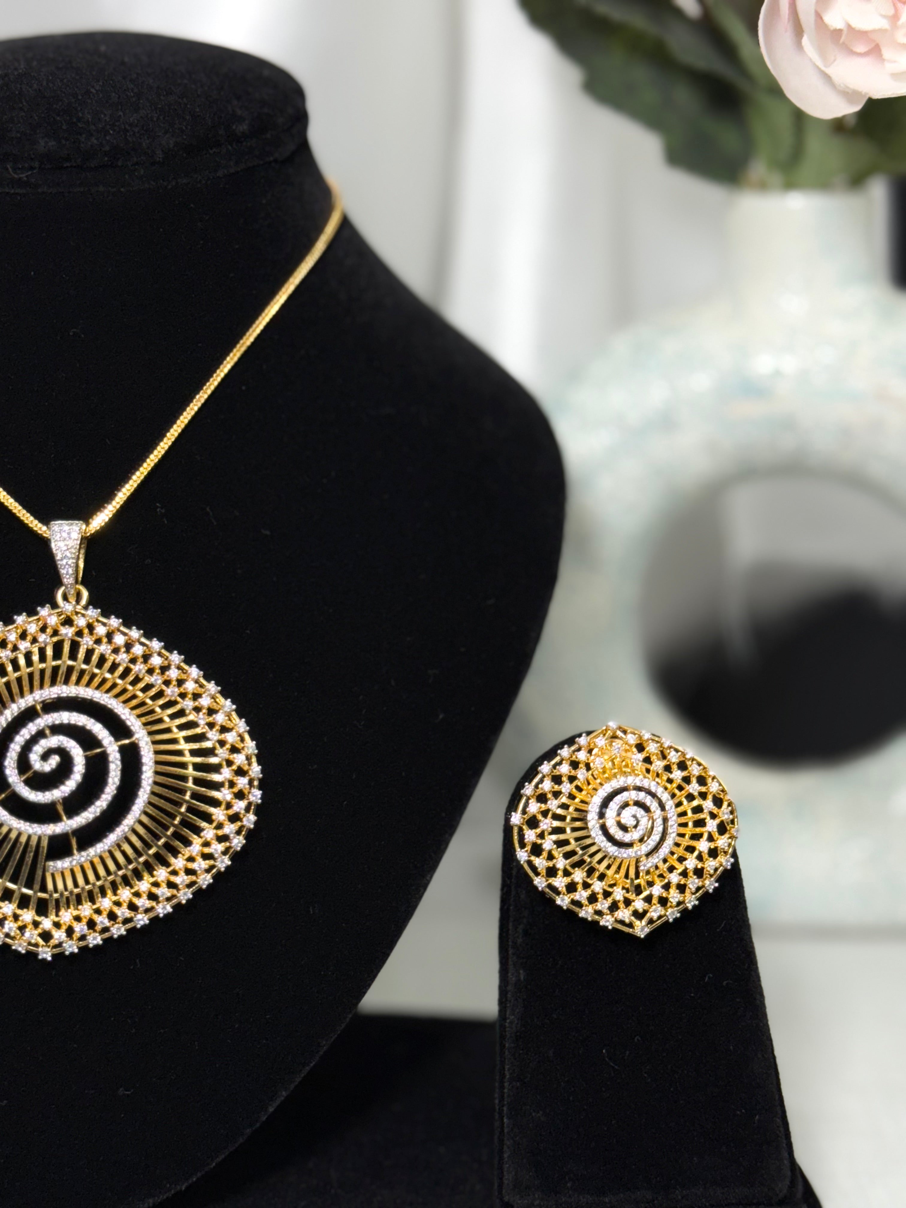 Jalebi Design Spiral Pendant with Chain