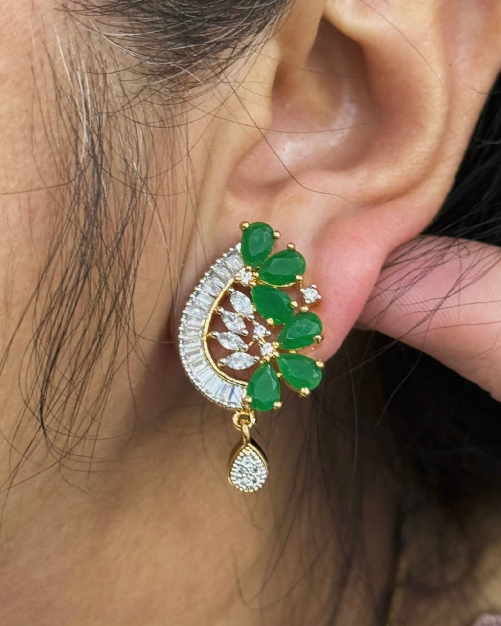 Green Petal Pendant With Chain and Earrings