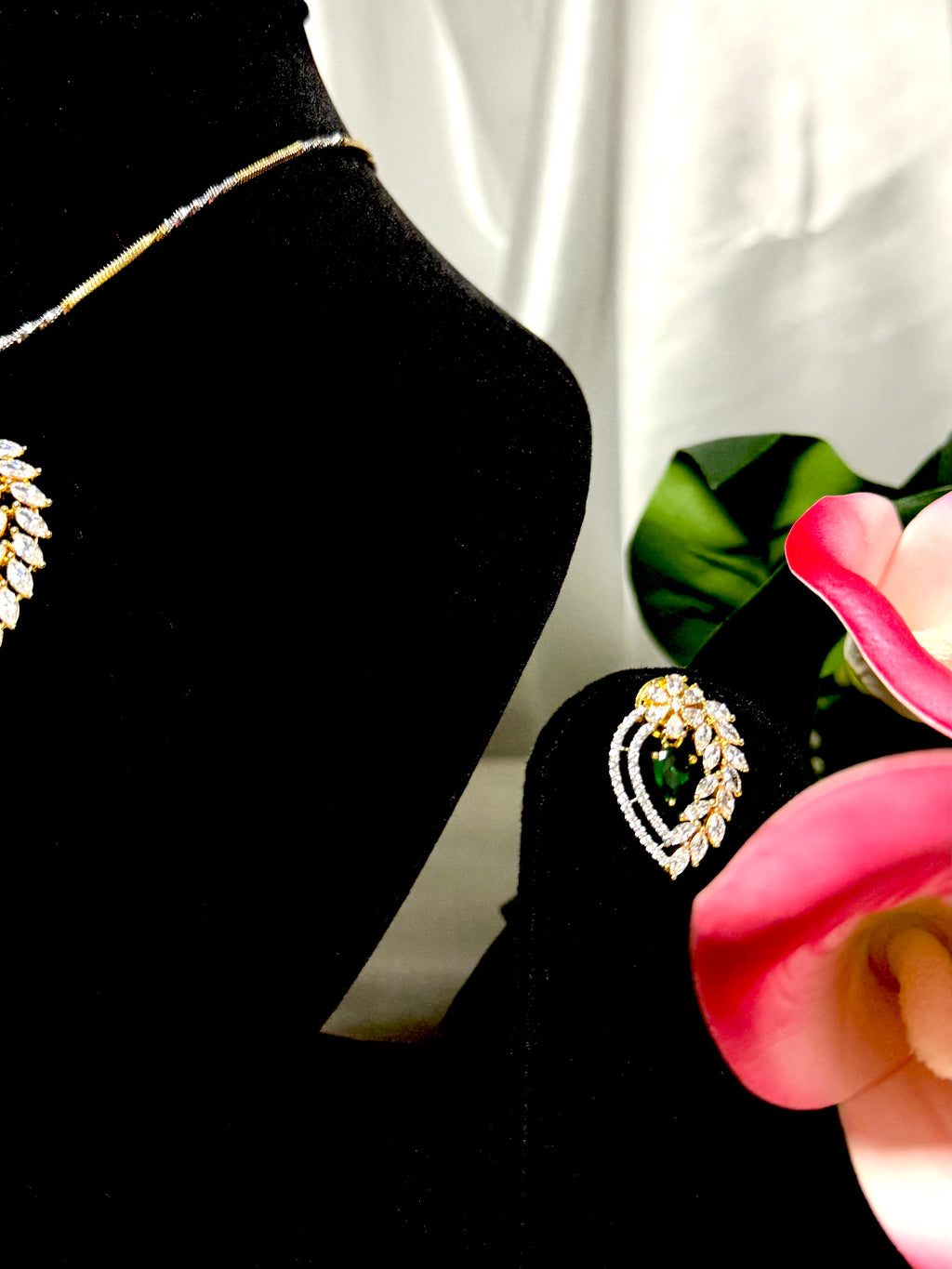 Green Teardrop Pendant With Chain and Earrings