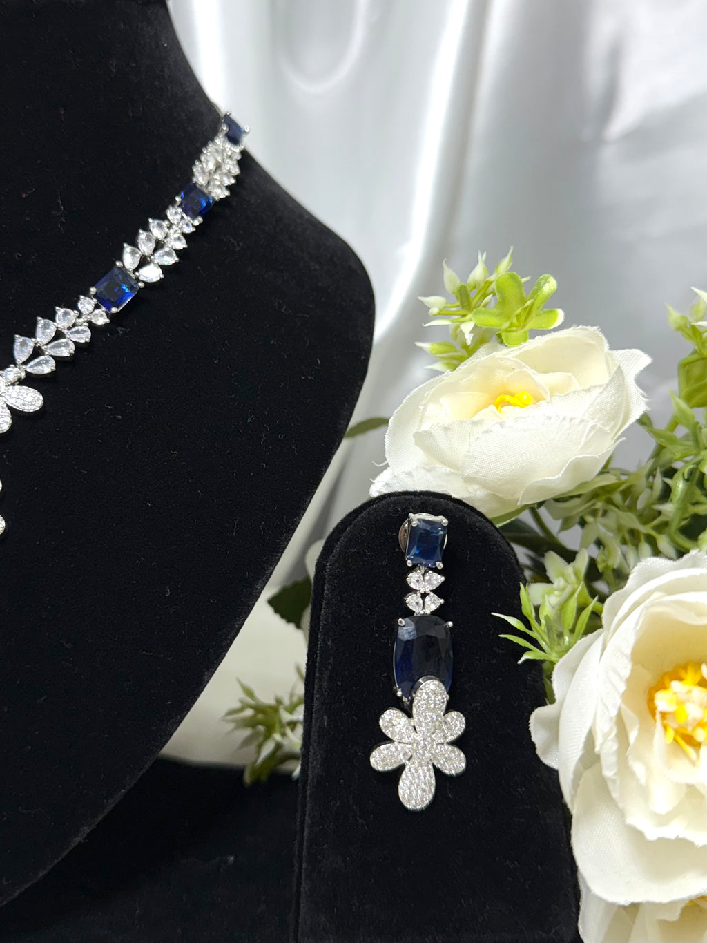 Neelkamal Grace Floral Blue Stone Necklace