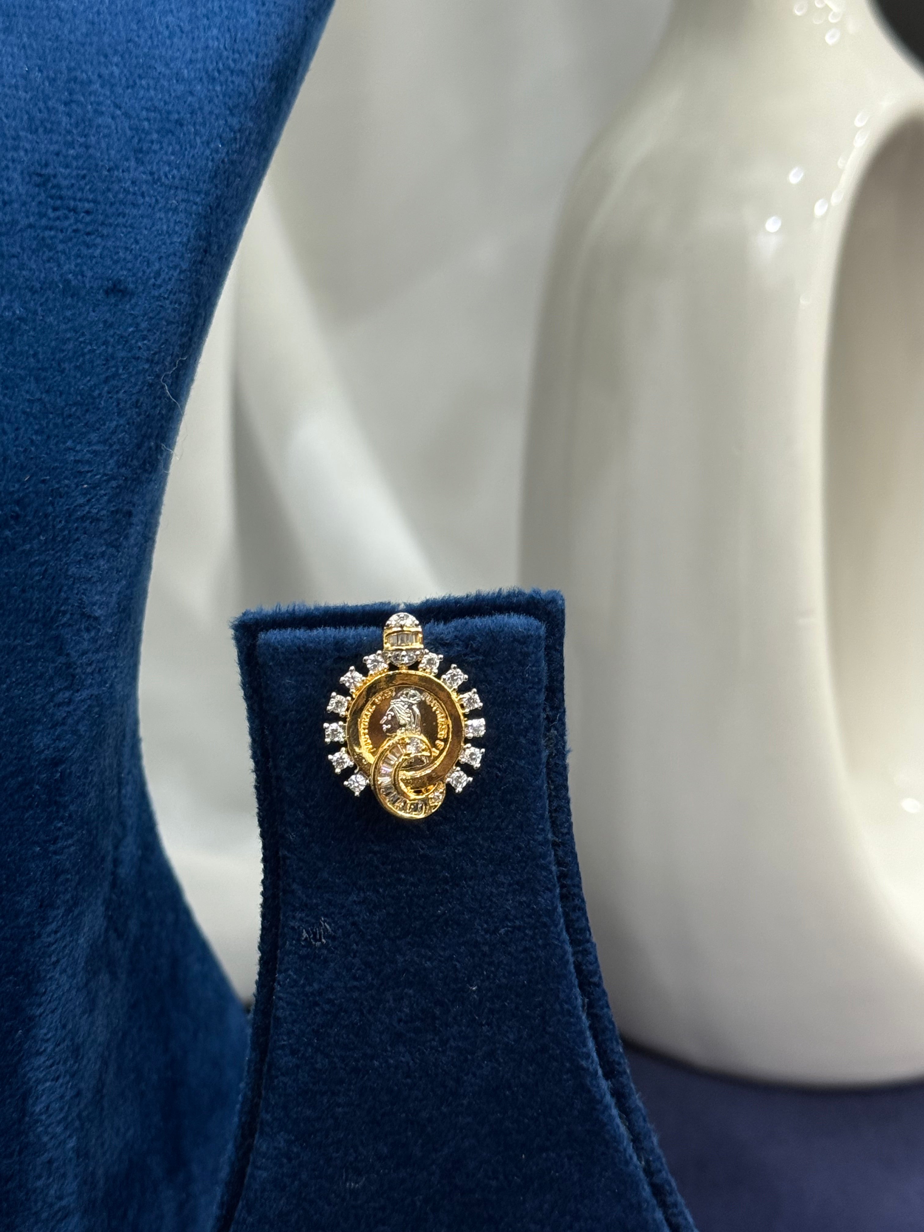 Twirl Frame Ginni Pendant Set With Chain and Earrings